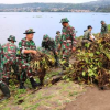 Tampah puluhan anggota TNI Kodim 0615 Kuningan sedang membersihkan eceng gondok di Waduk Darma.